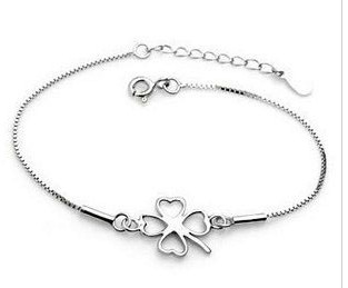 Fashionable silver bracelet